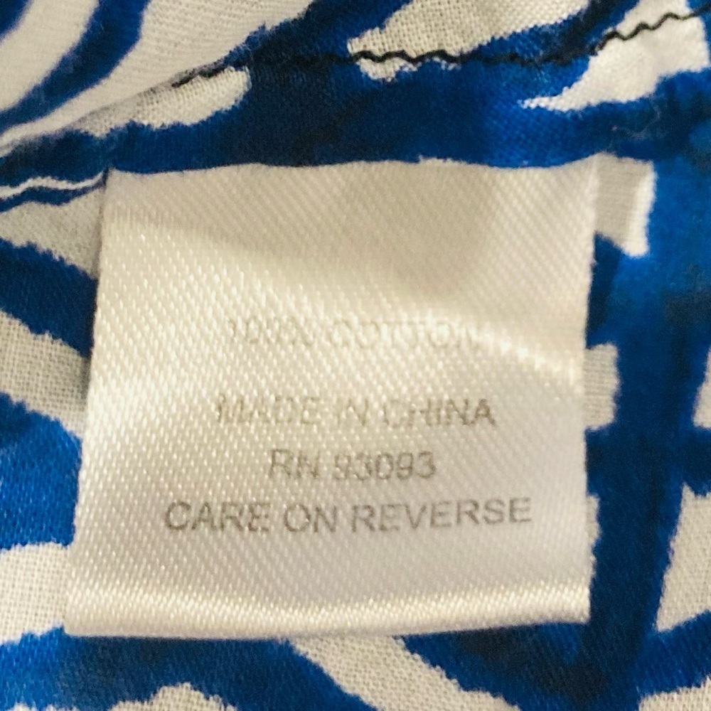 Tyler Boe sleeveless, split neck, blue and white print tunic top. Size 8 - Picture 4 of 4